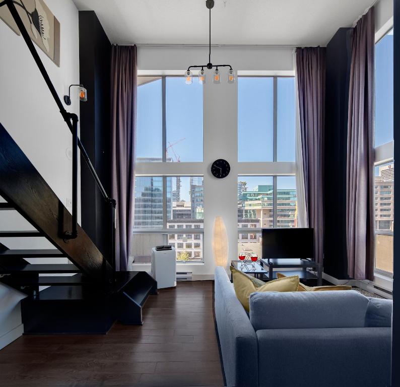 ภาพในคลังภาพของ Funky Modern Loft in the Heart of Downtown - #1 Best Location! ในแวนคูเวอร์