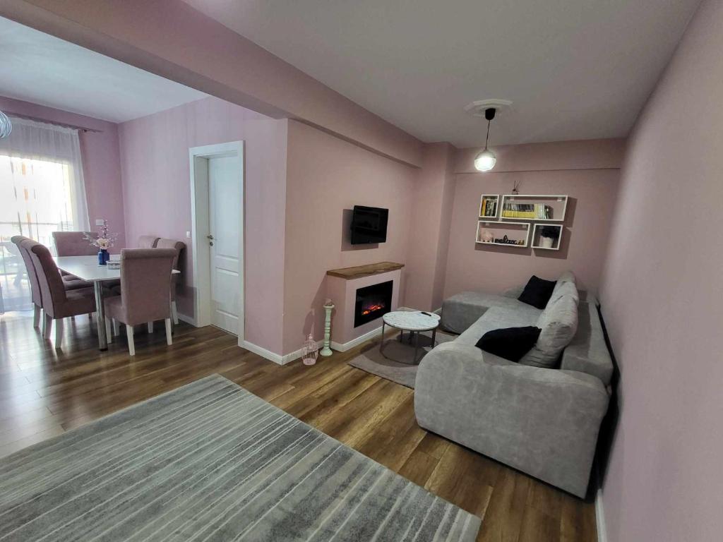 - un salon avec un canapé et une table dans l'établissement Pink Galaxy, à Baciu