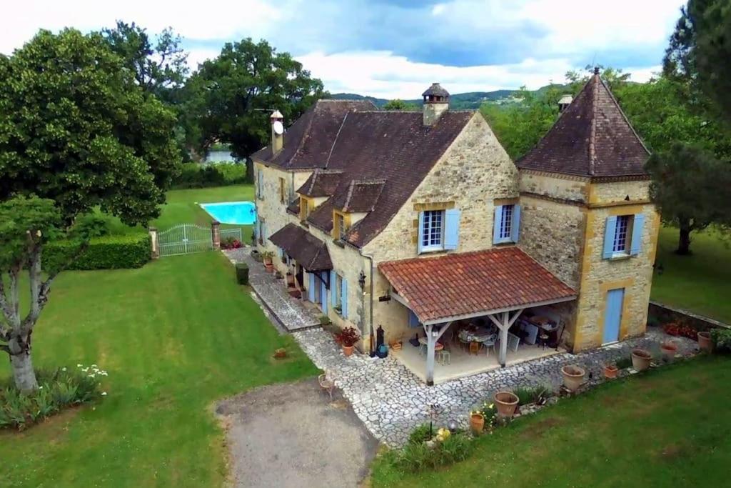 - une vue aérienne sur une grande maison en pierre dans l'établissement un balcon sur la Dordogne, à Berbiguières