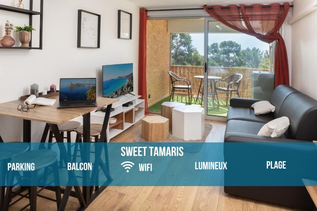 un salon avec un canapé et une table avec un ordinateur portable dans l'établissement Sweet Tamaris - Wifi - Host Provence, à La Seyne-sur-Mer