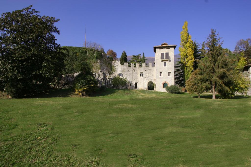 un gran edificio en un campo verde con árboles en Castrum di Serravalle, en Vittorio Veneto
