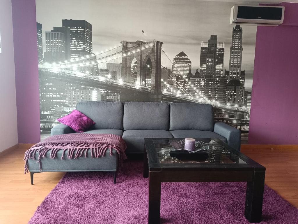 sala de estar con sofá y vistas al perfil urbano en Piso familiar próximo a Santiago de Compostela y La Coruña, en Ordes