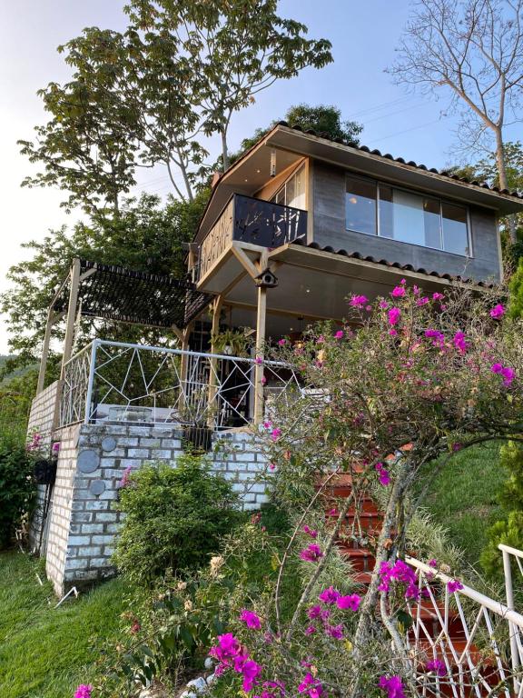 una casa en una colina con flores en Chalet de Descanso y Tranquilidad, en Manizales