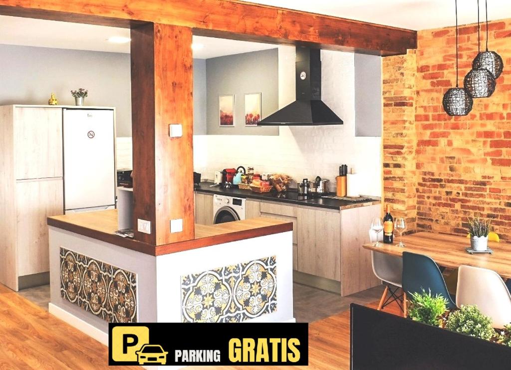 eine Küche mit einem Kühlschrank und einer Arbeitsplatte in der Unterkunft IDEAL & CENTRO, tranquilo GARAJE GRATIS y 2 baños in Logroño