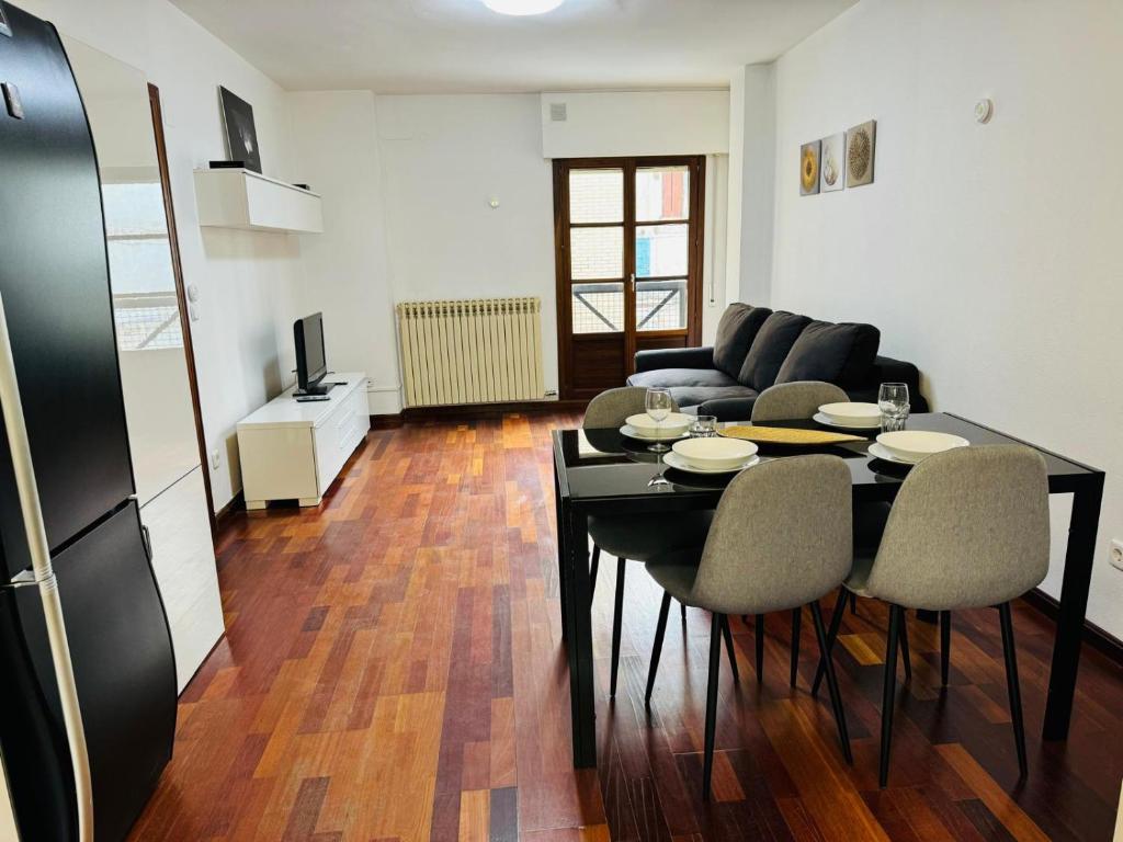 un soggiorno con tavolo e sedie neri di EL TEMPLE a Saragozza