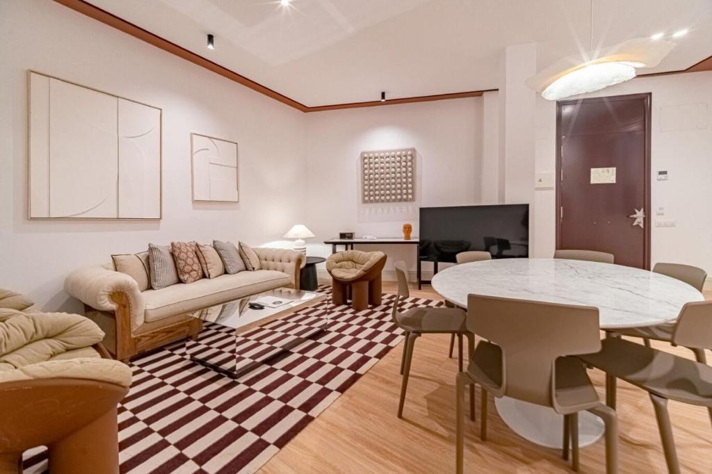 een woonkamer met een bank en een tafel bij Apartamentos Soho Boutique Hoy No Me Puedo Levantar in Madrid