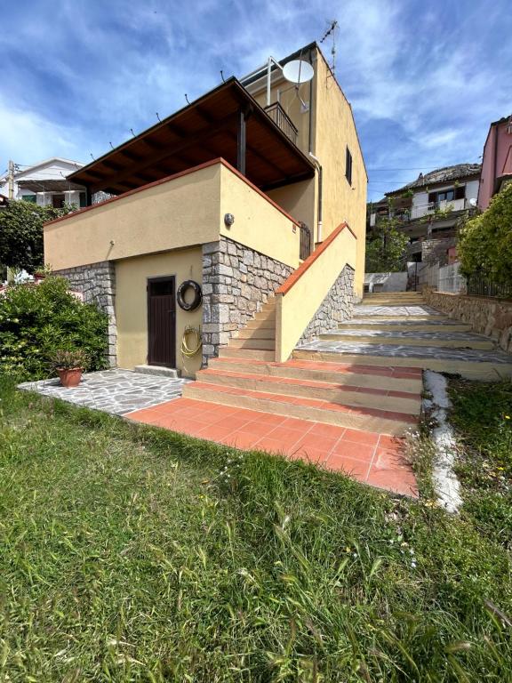 een gebouw met een trap naar een huis bij CASA BEPPA in Pomonte