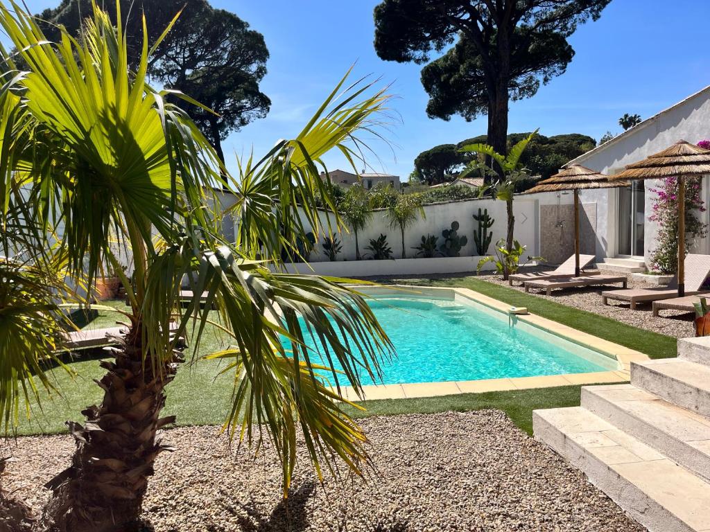 Bazén v ubytovaní La Villa les lauriers, 150 m de la mer, Grimaud, golfe de St Tropez alebo v jeho blízkosti