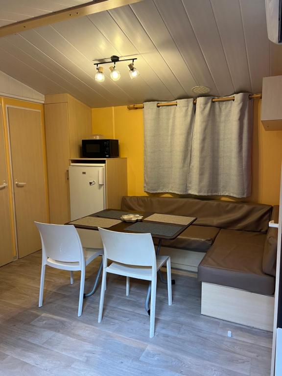 une pièce avec une table, des chaises et un canapé dans l'établissement La Teranga, à La Roque-dʼAnthéron