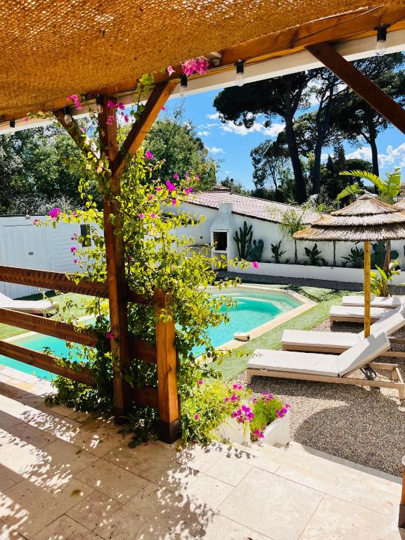 Bazén v ubytovaní La Villa les lauriers, 150 m de la mer, Grimaud, golfe de St Tropez alebo v jeho blízkosti