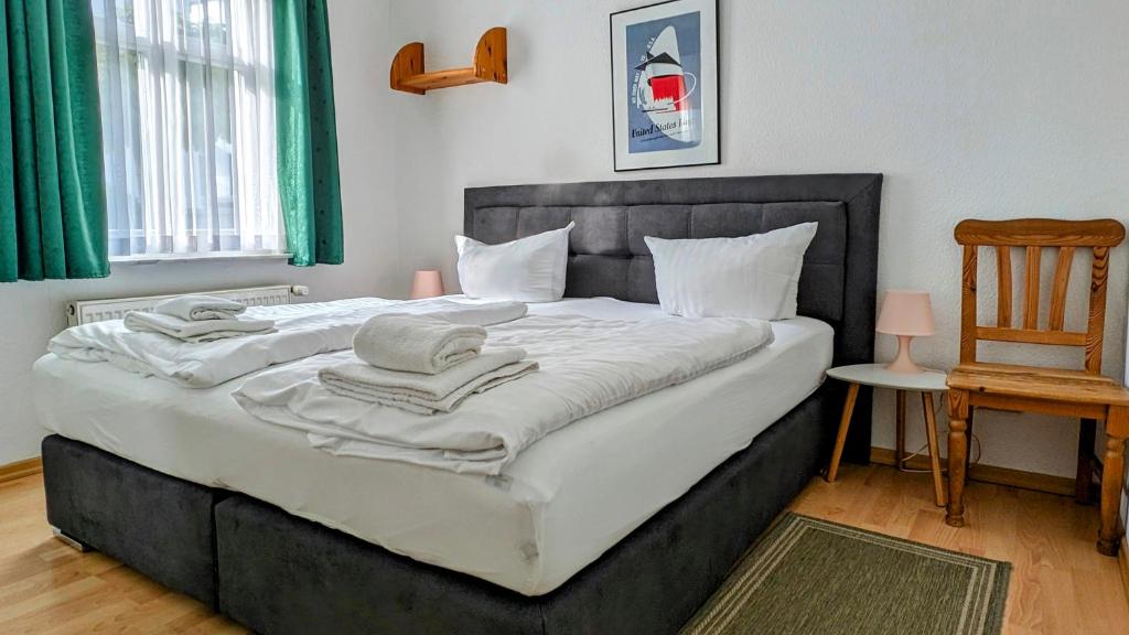 - une chambre avec un grand lit et des serviettes dans l'établissement Miramar-App-06, à Ahlbeck