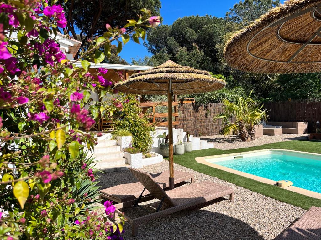 Bazén v ubytovaní La Villa les lauriers, 150 m de la mer, Grimaud, golfe de St Tropez alebo v jeho blízkosti