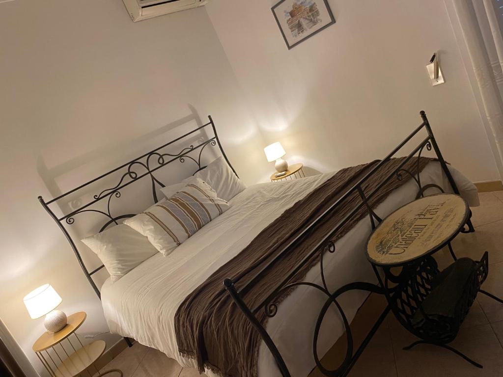 - une chambre dotée d'un grand lit avec un cadre métallique dans l'établissement Sangio' Apartment, à Lecce