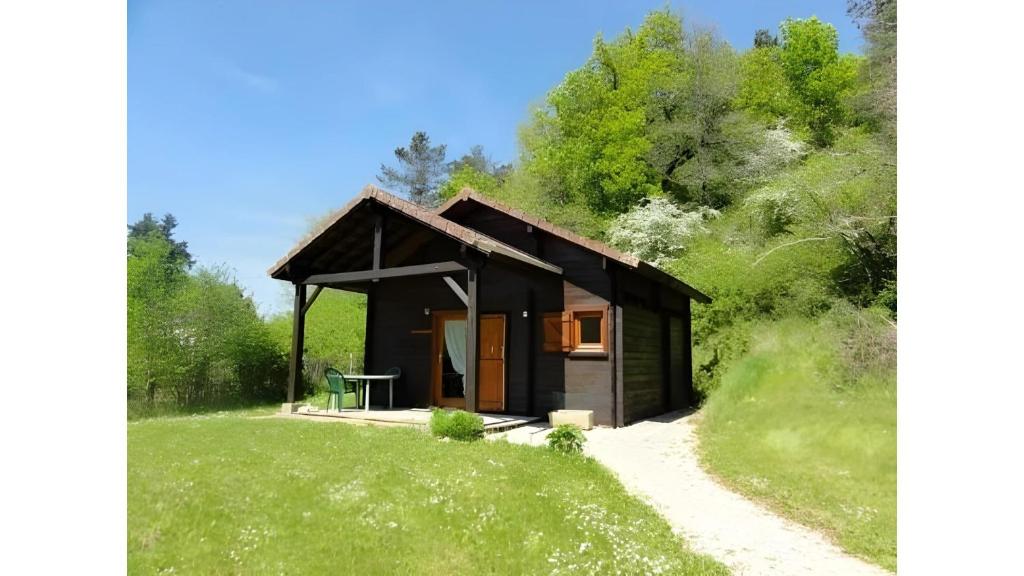 eine kleine Hütte in der Mitte eines Feldes in der Unterkunft La Roche du Moulin in Saint-Moré