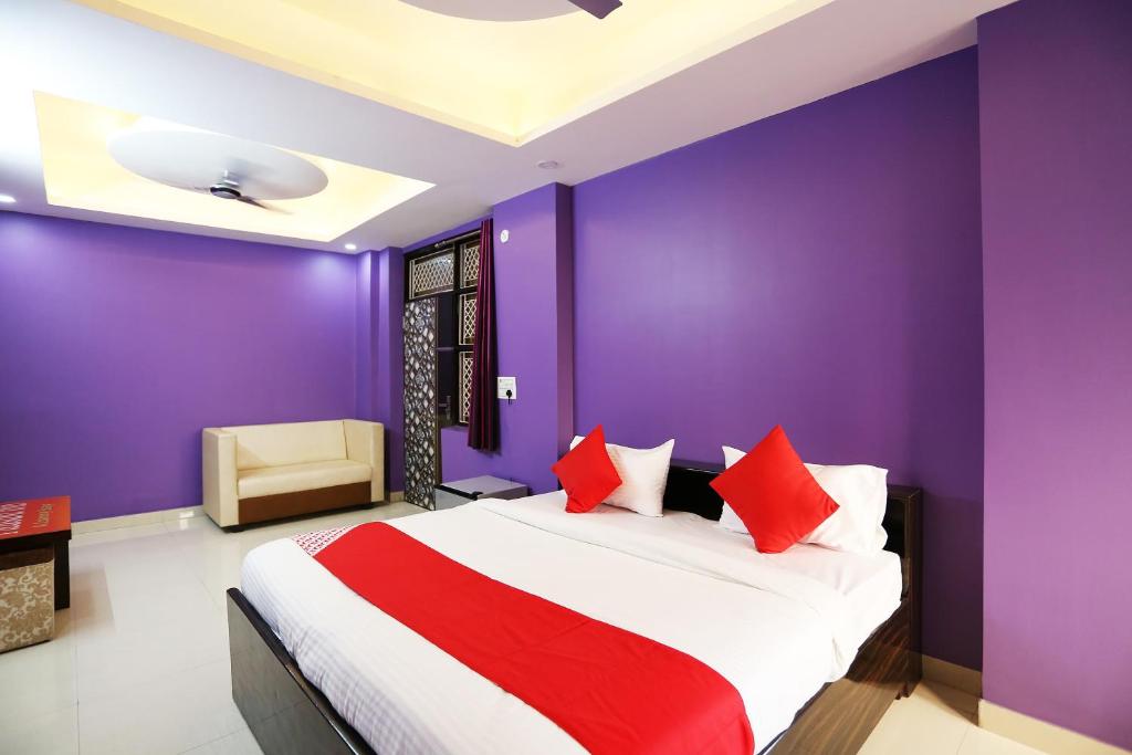 Una cama o camas en una habitación de OYO Flagship Hotel Pleasant Inn
