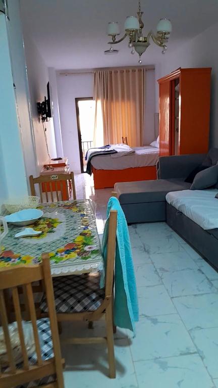 Postel nebo postele na pokoji v ubytování Turtles beach resort hourghada studio view sea view pool private beach jacuzzi security air-conditioned Cafe restaurant on the beach and a large sunny balcony