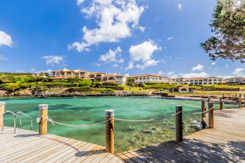 vista sulla piscina di un resort di PORTO CERVO-CALA DEL FARO [Parking-Sea-Garden] a Porto Cervo