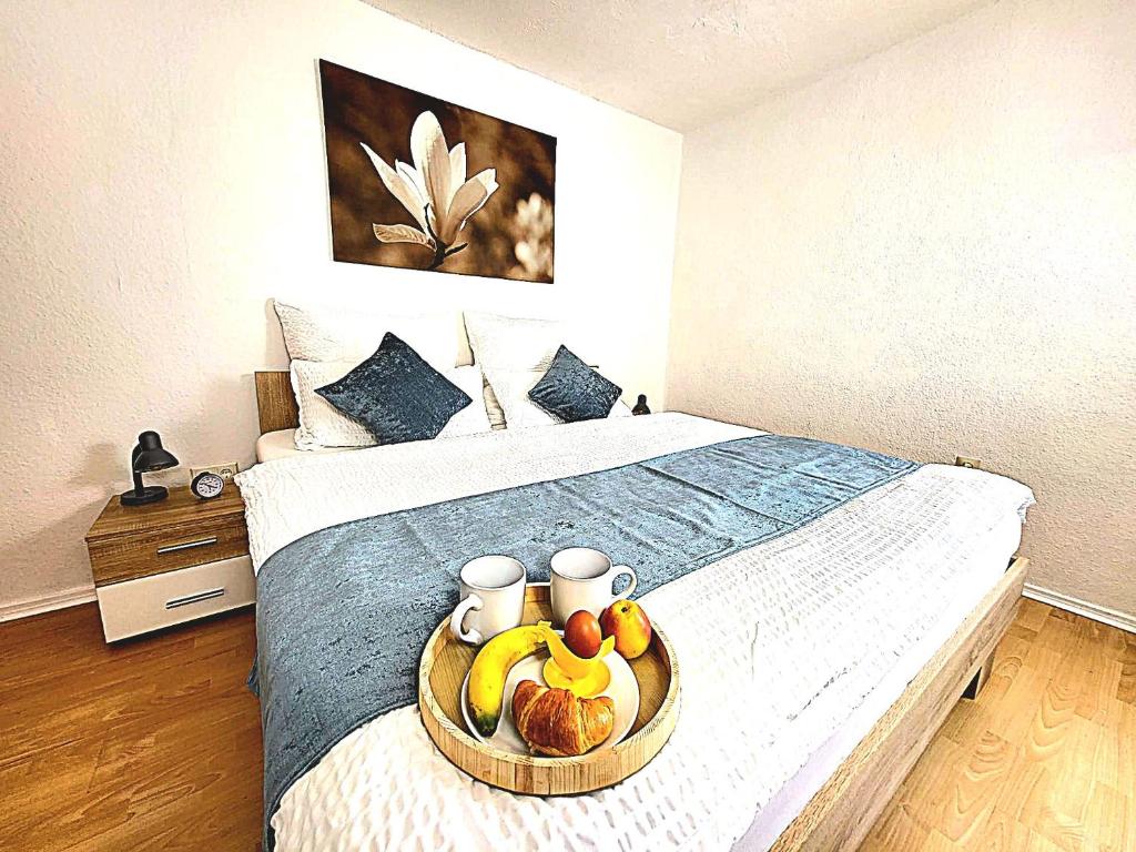 ein Tablett mit Obst auf einem Bett in einem Schlafzimmer in der Unterkunft Am Feldrain in Hannoversch Münden