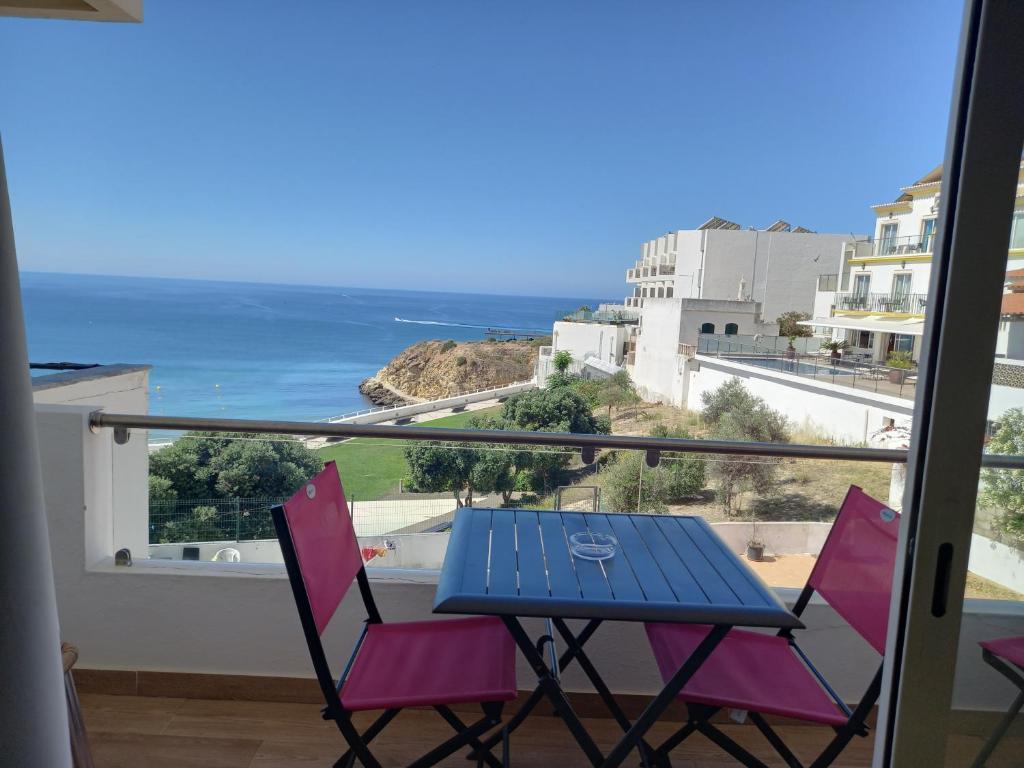a table and chairs on a balcony with a view of the ocean at Estrela do Mar in Albufeira
