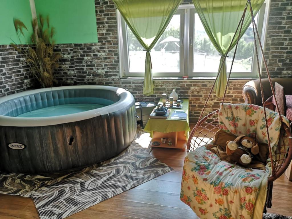 Zona de estar de Sunčana Strana Fruške Gore - veliko imanje sa kucom za odmor