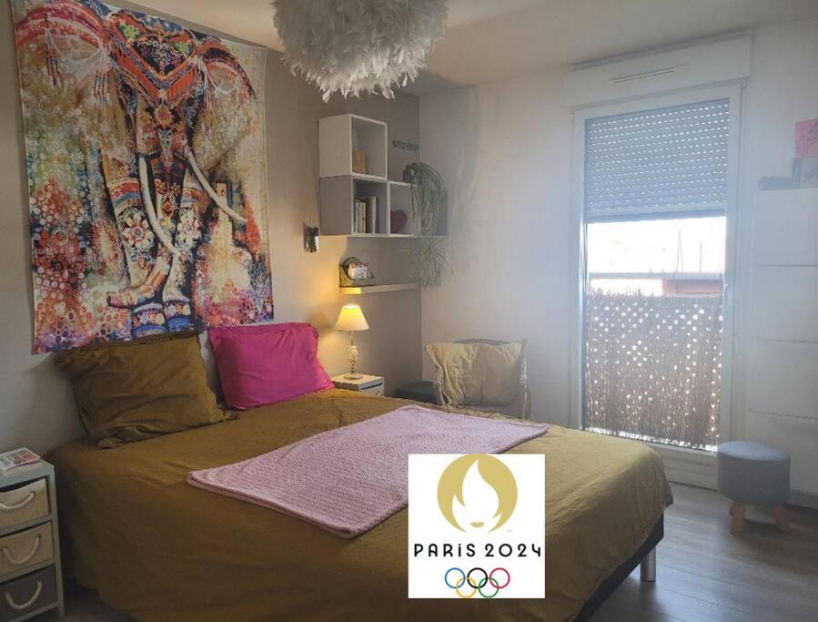 une chambre avec un lit avec un tableau sur le mur dans l'établissement Idéal JO - Appartement - Résidence Les Parisiennes, à Aubervilliers