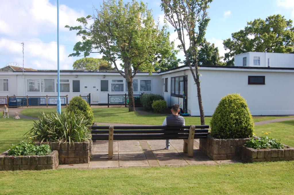 Сад в Dawlish Warren Welcome family holiday park South Devon Willow villa Welcome2Warren
