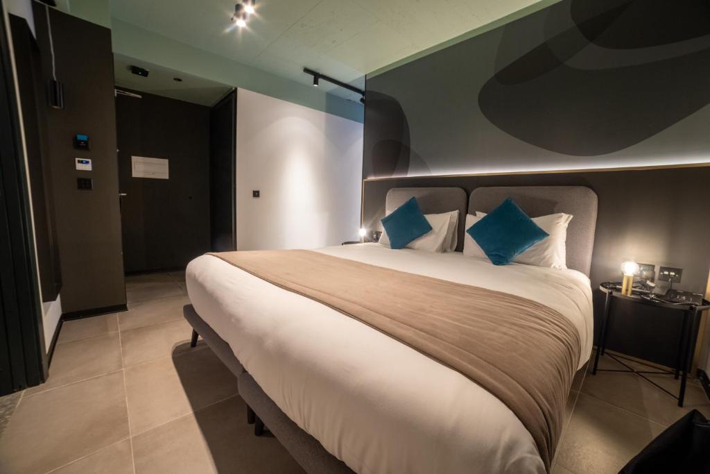 Eleven by Warren Collection - 17