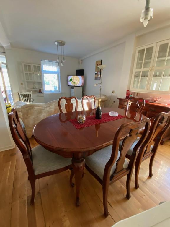 una mesa de madera y sillas en la sala de estar. en Apartment in Vrnjacka Banja, en Vrnjačka Banja