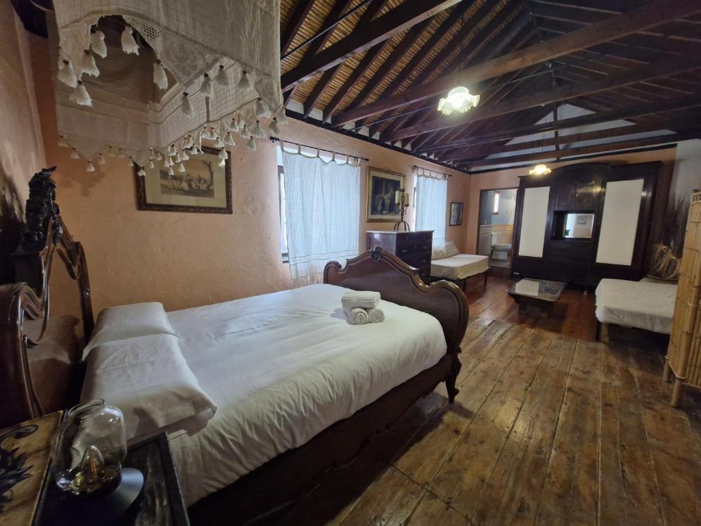 ComaresにあるHotel Rural Verde Olivaのベッドルーム1室(大型ベッド1台付)