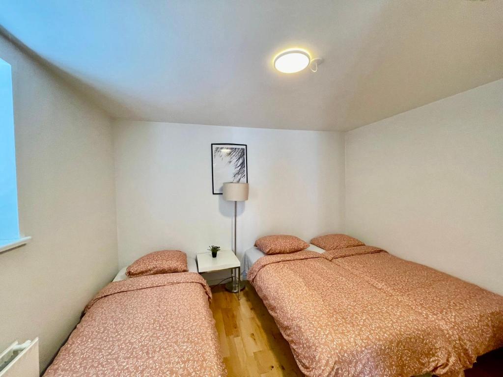 Habitación con 2 camas en una habitación en 5 minute walk to LEGO house-70m2 apartment with garden-unit C, en Billund