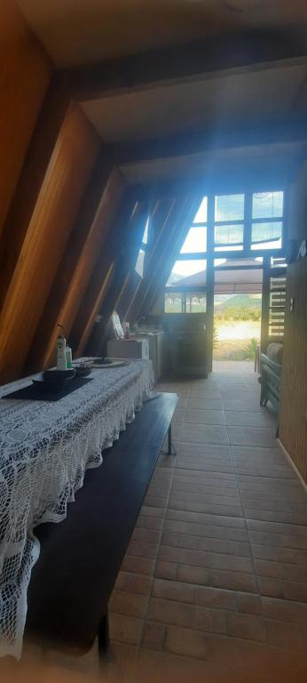 een kamer met een tafel met een witte tafeldoek bij Lodge Rincon Nativo in Hijuelas