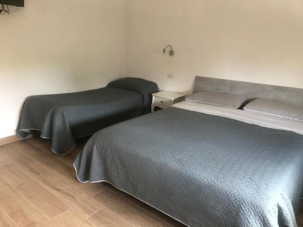 sypialnia z 2 łóżkami i stolikiem nocnym obok w obiekcie Appartamento Villa lucia w mieście SantʼEufemia Lamezia