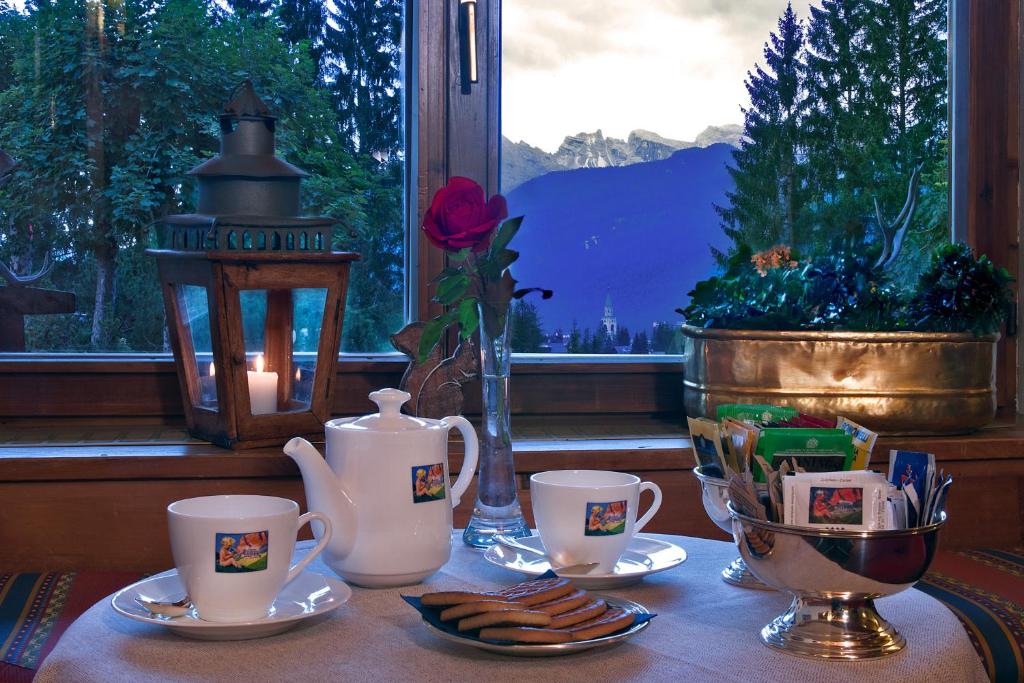 Zestaw do parzenia kawy i herbaty w obiekcie Boutique Hotel Villa Blu Cortina D'Ampezzo