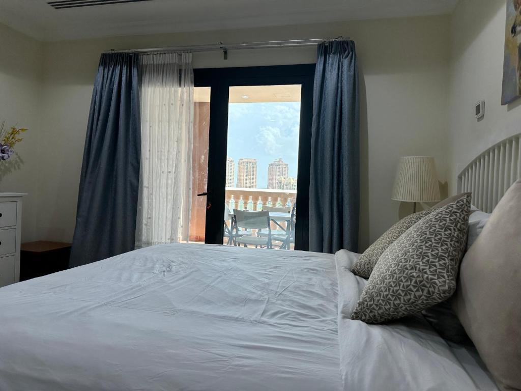 Postel nebo postele na pokoji v ubytování Alken Studio - Amazing Superior Studio with Marvellous Marina View in the Pearl, Doha