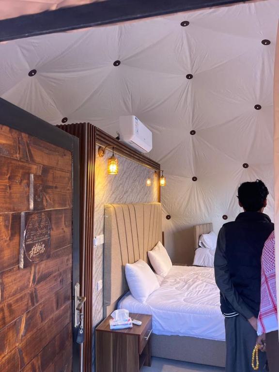 Postel nebo postele na pokoji v ubytování Bedouin Stylelife Camp