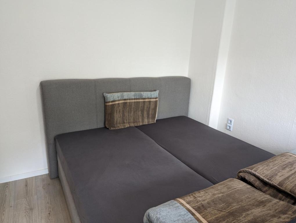 Łóżko w niewielkim pokoju z materacem w obiekcie Studio 1 w Bremie
