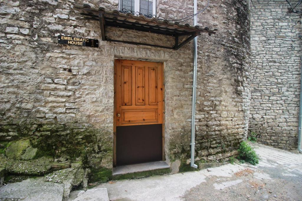 Fotografie z fotogalerie ubytování Emblematic House Apartment 1 v destinaci Gjirokastër