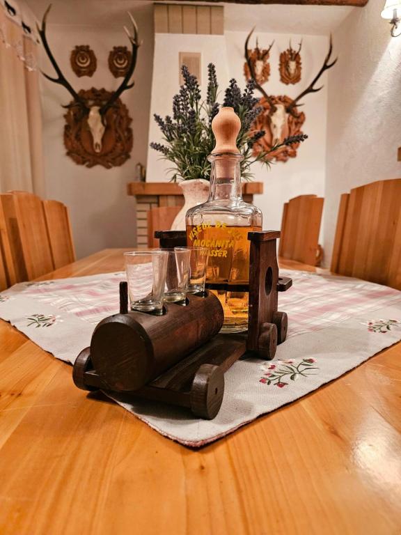 una bottiglia di whisky seduta su un tavolo con bicchieri di Casa Grad a Vişeu de Sus