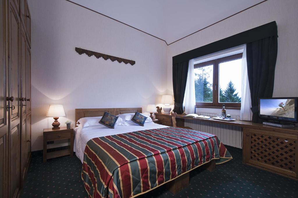 Łóżko lub łóżka w pokoju w obiekcie Boutique Hotel Villa Blu Cortina D'Ampezzo
