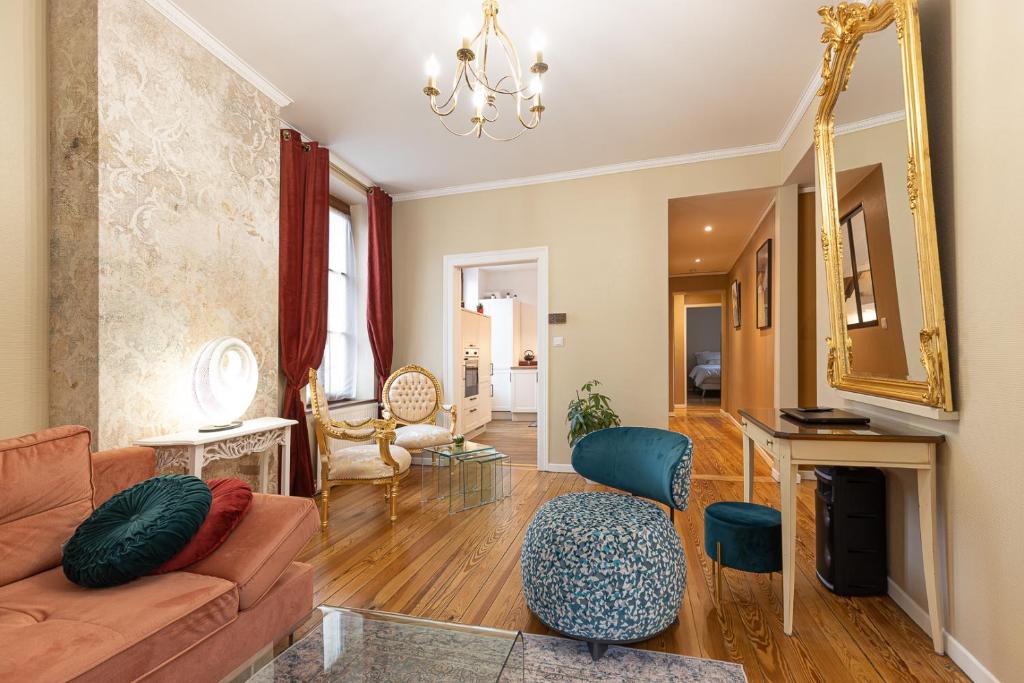 - un salon avec un canapé et un miroir dans l'établissement Le LOUIS XV halte romantique à Metz centre, à Metz