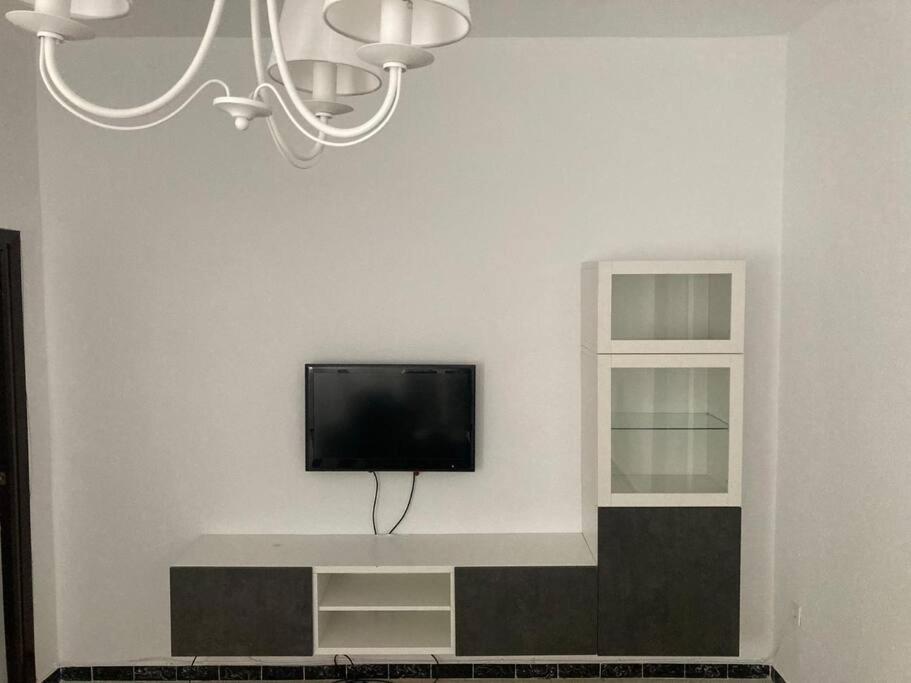 TV a/nebo společenská místnost v ubytování Piso céntrico en Moguer