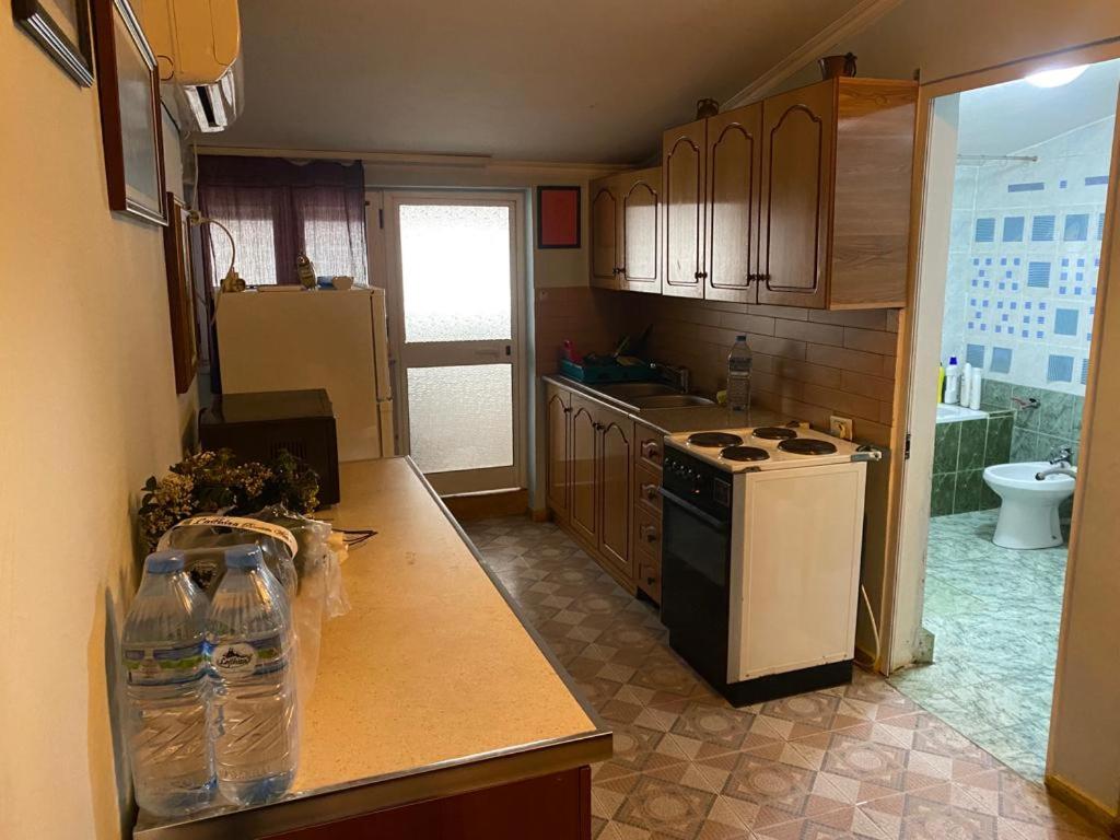 eine kleine Küche mit einem Herd und einem Kühlschrank in der Unterkunft Aparttamento in Tirana