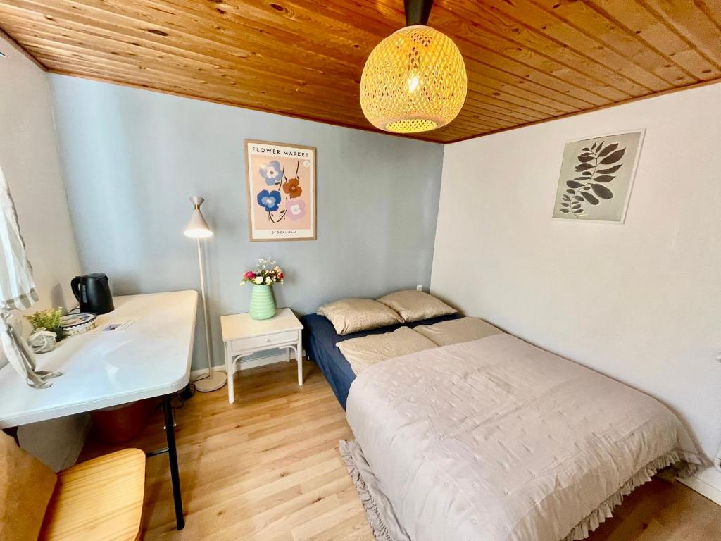 A bed or beds in a room at 5 minute walk to Lego house - private studio apartment with Garden