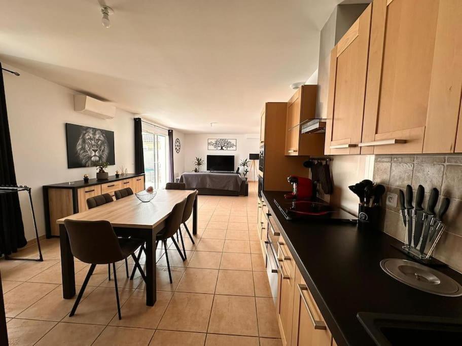 een keuken met een tafel en stoelen en een eetkamer bij Lion house in Saint-Gilles