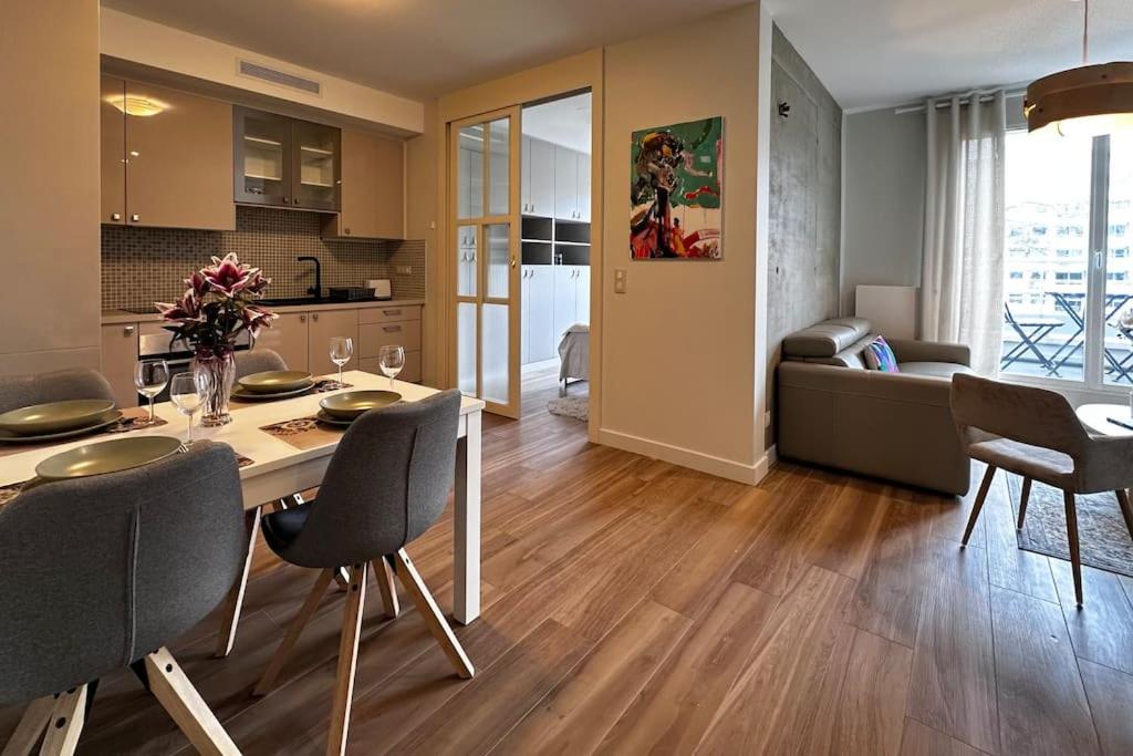 une cuisine et un salon avec une table et des chaises dans l'établissement T2 balcon 3 mn à pied métro8 et T3, à Paris