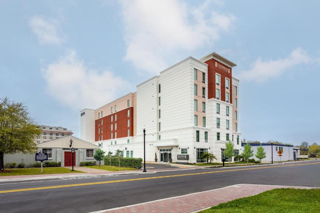 Un gran edificio blanco en una calle de la ciudad. en Staybridge Suites Winter Haven - Auburndale, en Winter Haven
