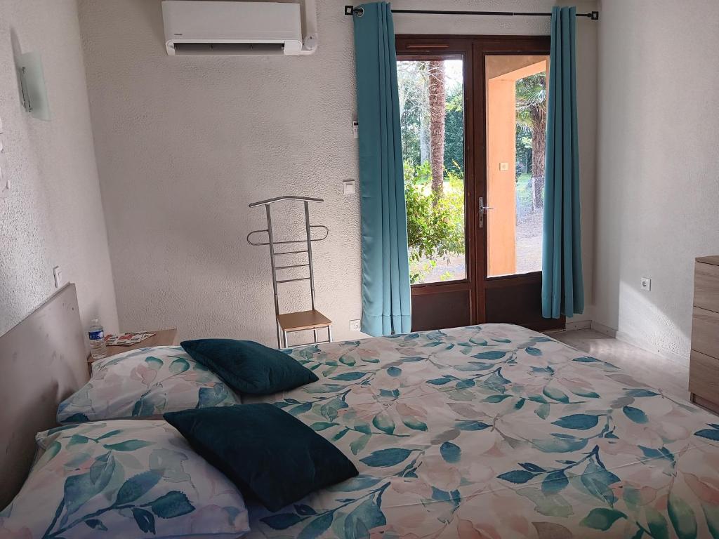 Ένα ή περισσότερα κρεβάτια σε δωμάτιο στο Au Moulin du Comte - en gîte