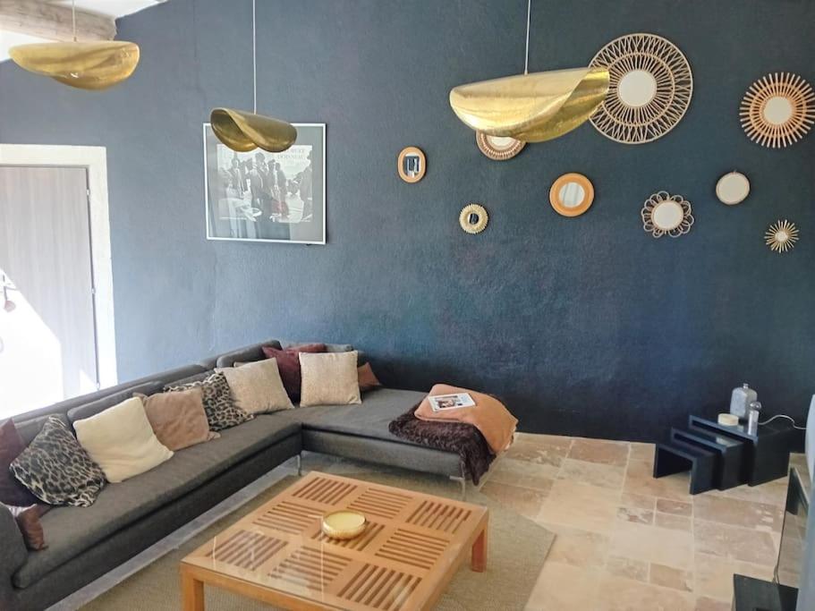 un salon avec un canapé et une table dans l'établissement chez Misa Maison de vacances familiale, à Saint-Maurice-de-Cazevieille