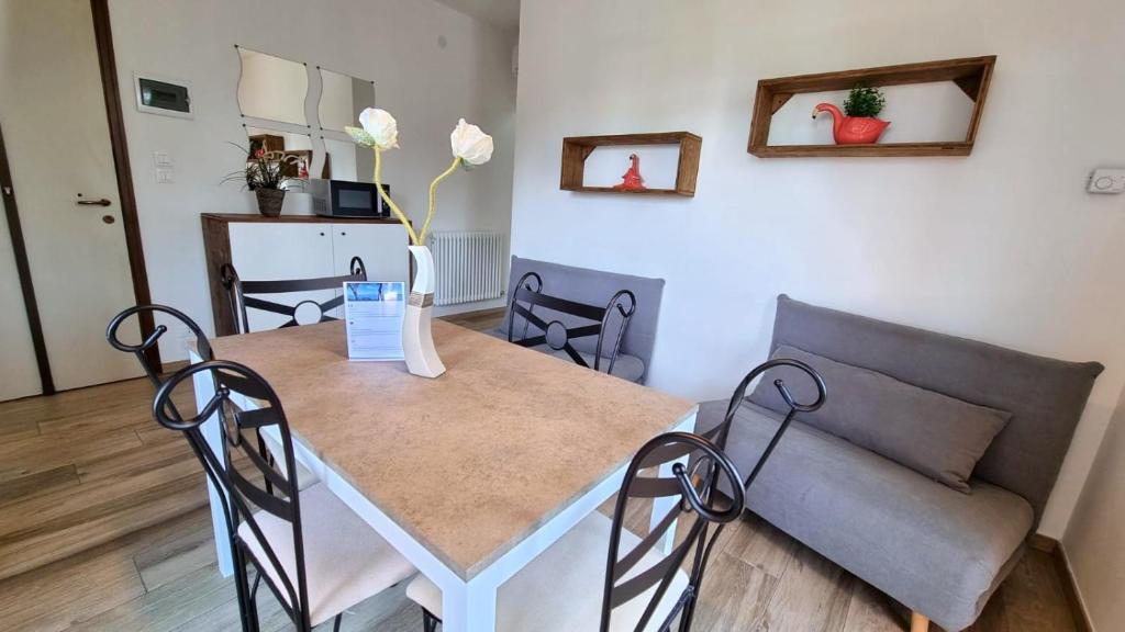 una sala da pranzo con tavolo e divano di Cappuccini Appartments a Peschiera del Garda