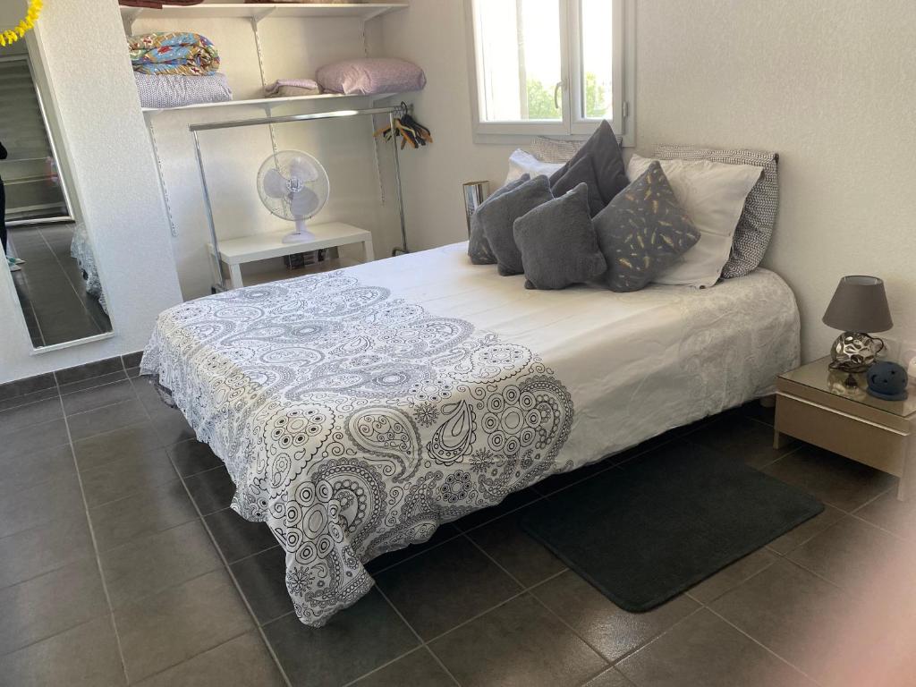 - une chambre avec un lit doté d'une couette et d'oreillers blancs dans l'établissement GK2night, à Marseille